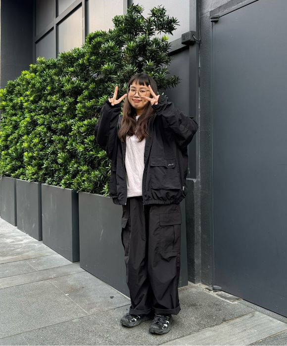 全黑搭配一件特殊色點綴～非常有亮點！