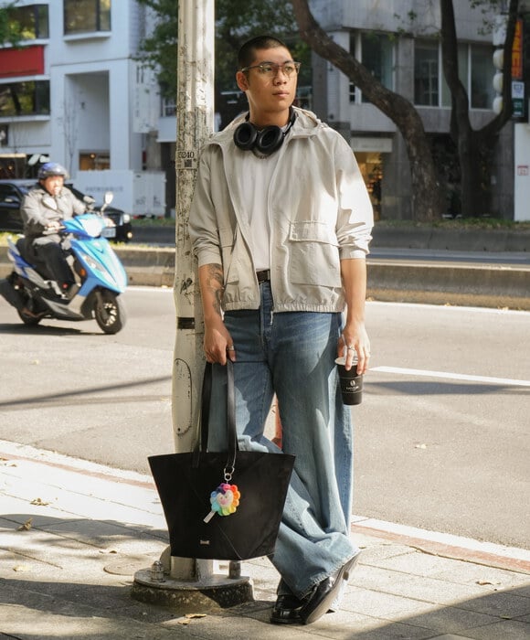 去咖啡廳的路上，先去借一本村上春樹