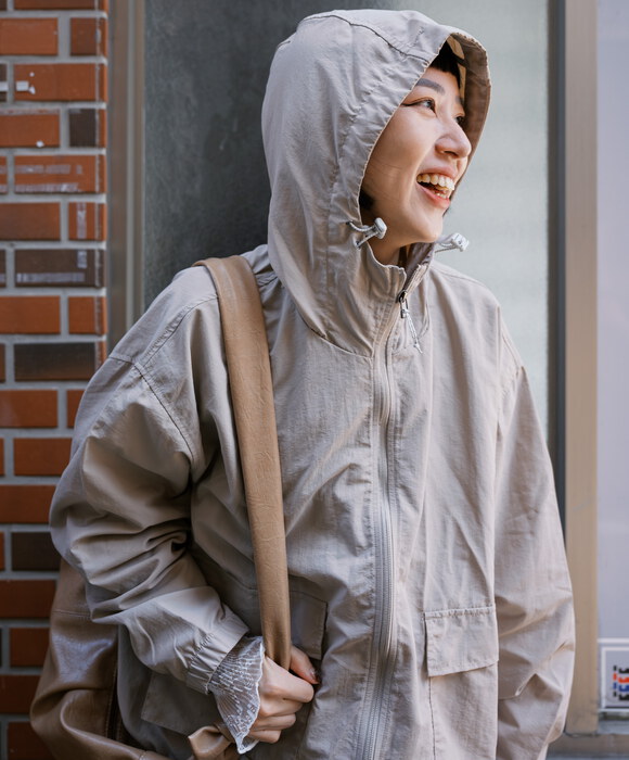 下雨天要去逛美術館的女生，還是要多層次穿搭