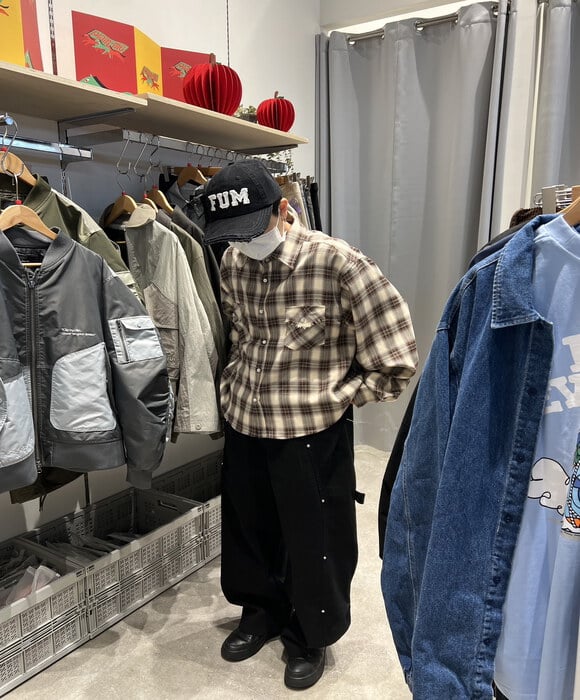  去酒吧的小夥子