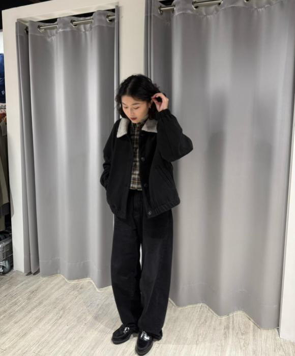 復古捲髮女穿全黑一樣浪漫na