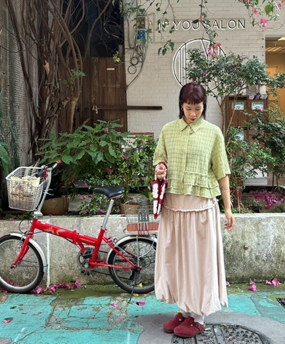 與紅色腳踏車的合照