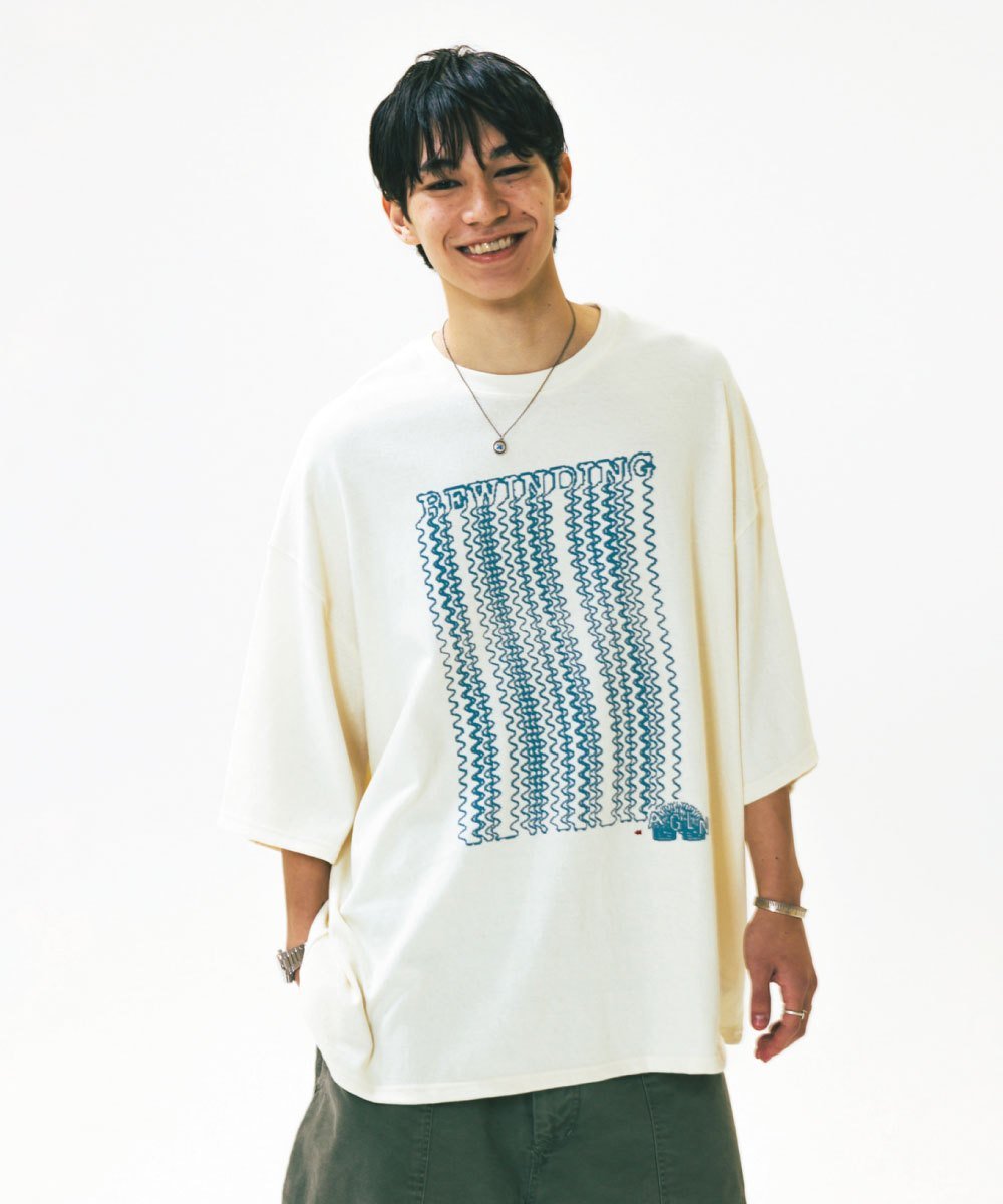 落肩圖像Tee Slinky Graphic Half Tee