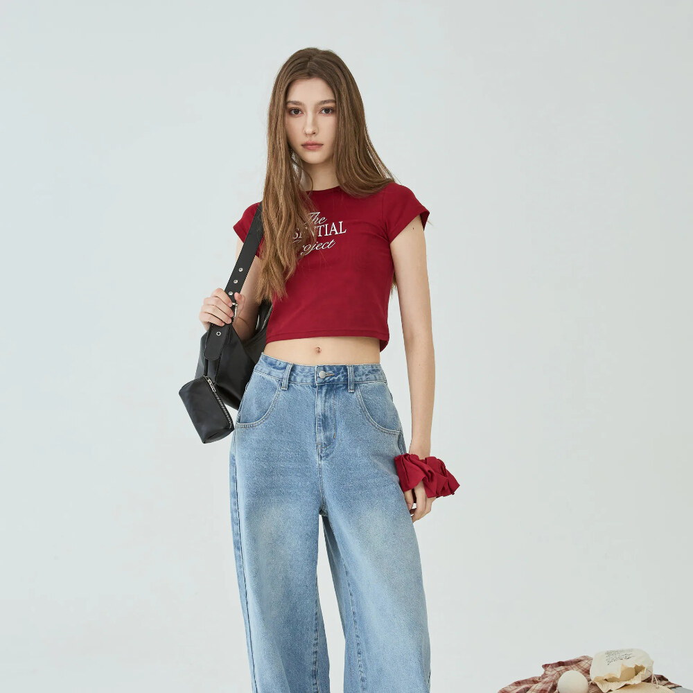 by BB-短版合身字母TEE