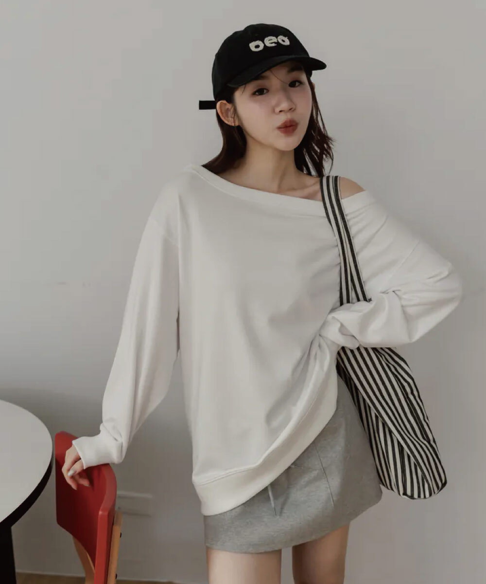 by Bello-寬鬆直角斜肩大學TEE