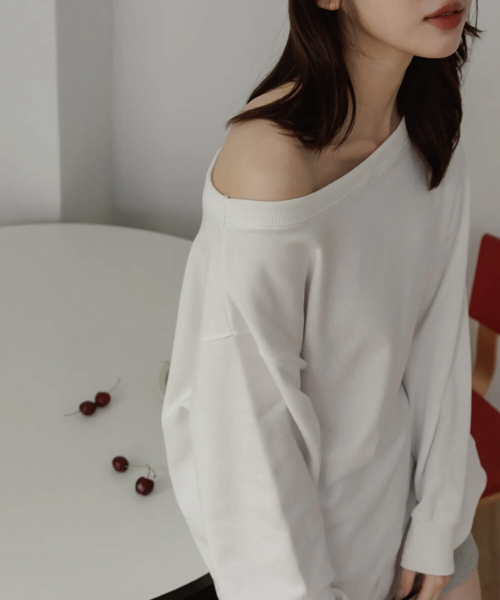 by Bello-寬鬆直角斜肩大學TEE