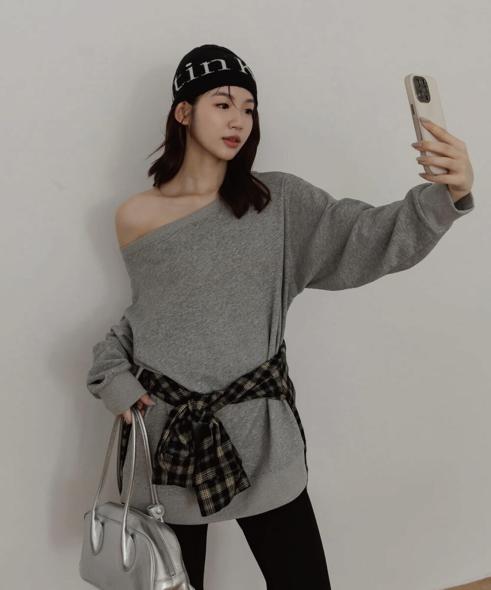 by Bello-寬鬆直角斜肩大學TEE