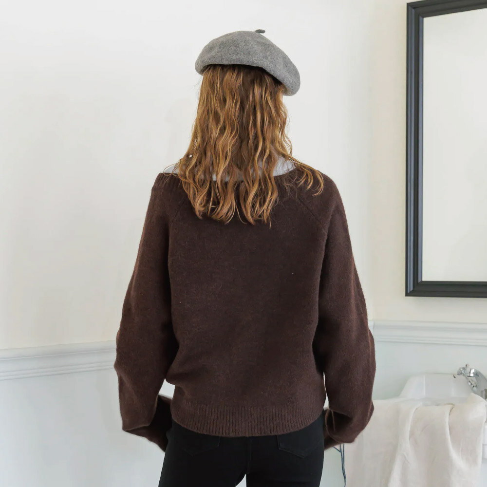 刺繡V領短版針織外套