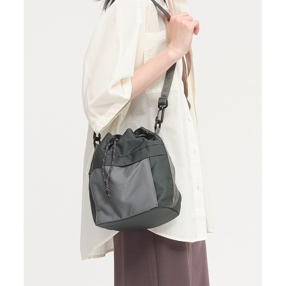 防潑水拼接水桶包 (中)