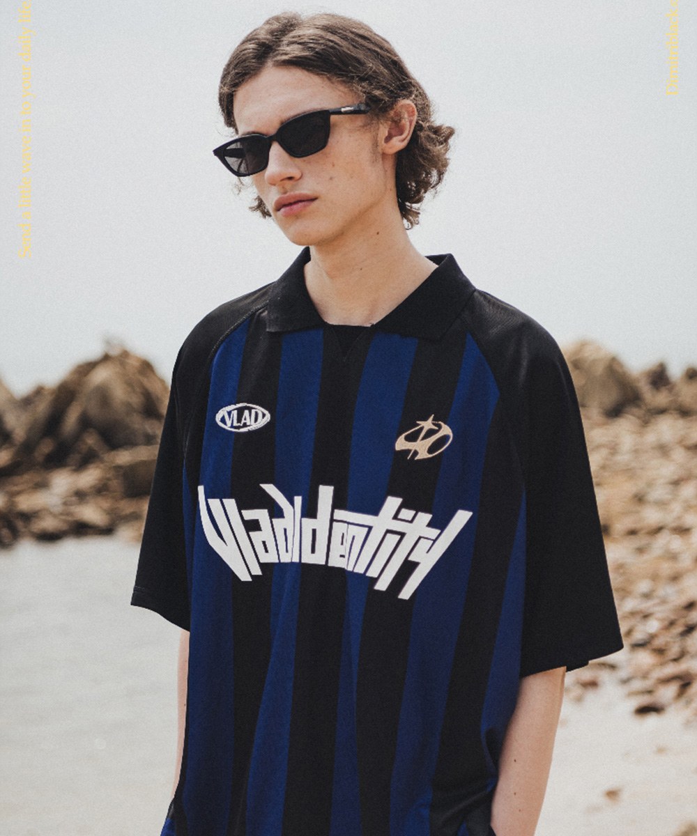 足球風格上衣 ARTWORK UNIFORM COLLAR HALF T-SHIRT