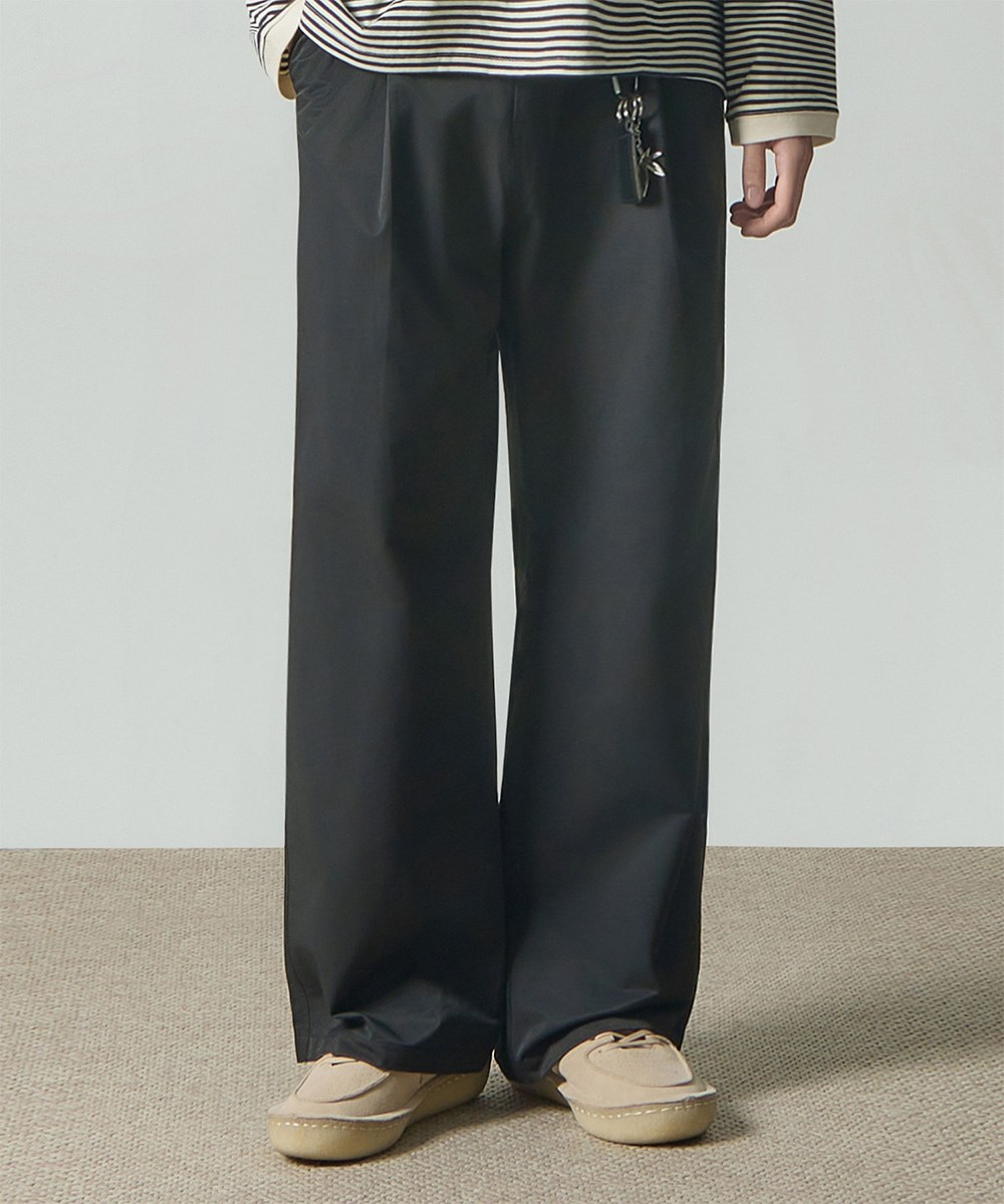 打褶休閒長褲 ASI HALF BANDING FLARE FIT SLACKS