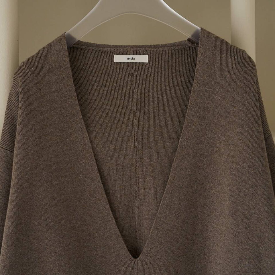 V領針織上衣 DEEP VNECK KNIT