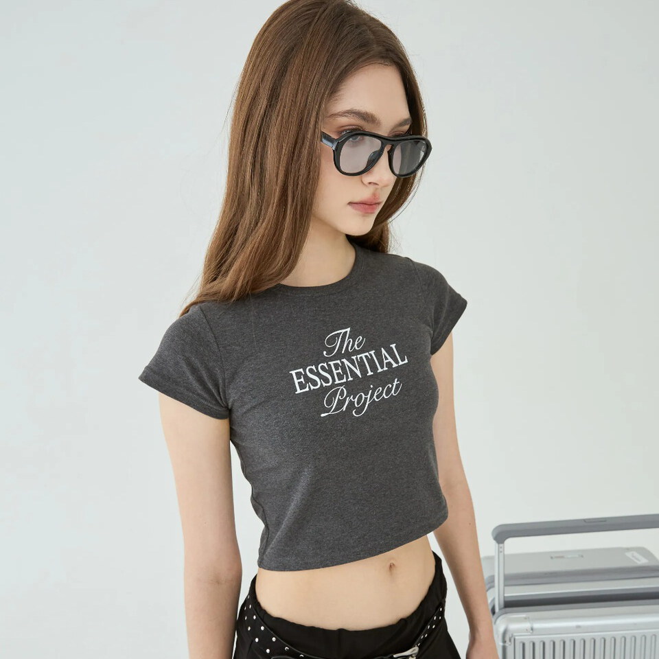 by BB-短版合身字母TEE