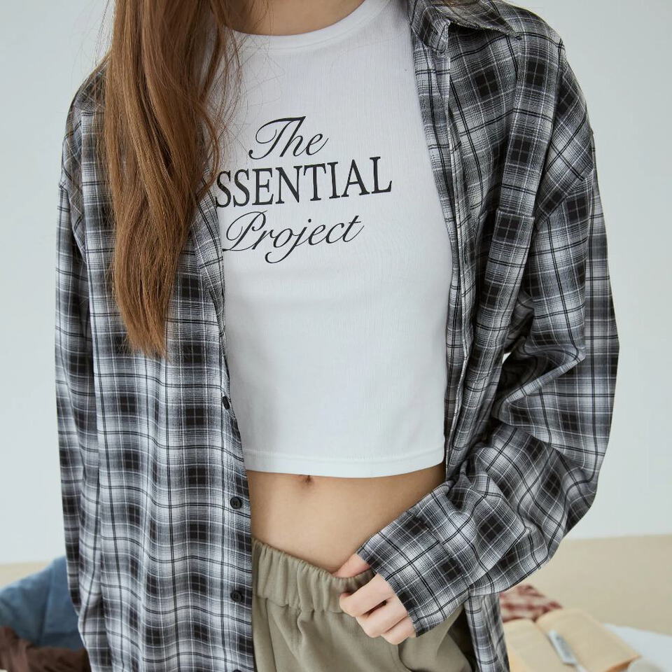 by BB-短版合身字母TEE
