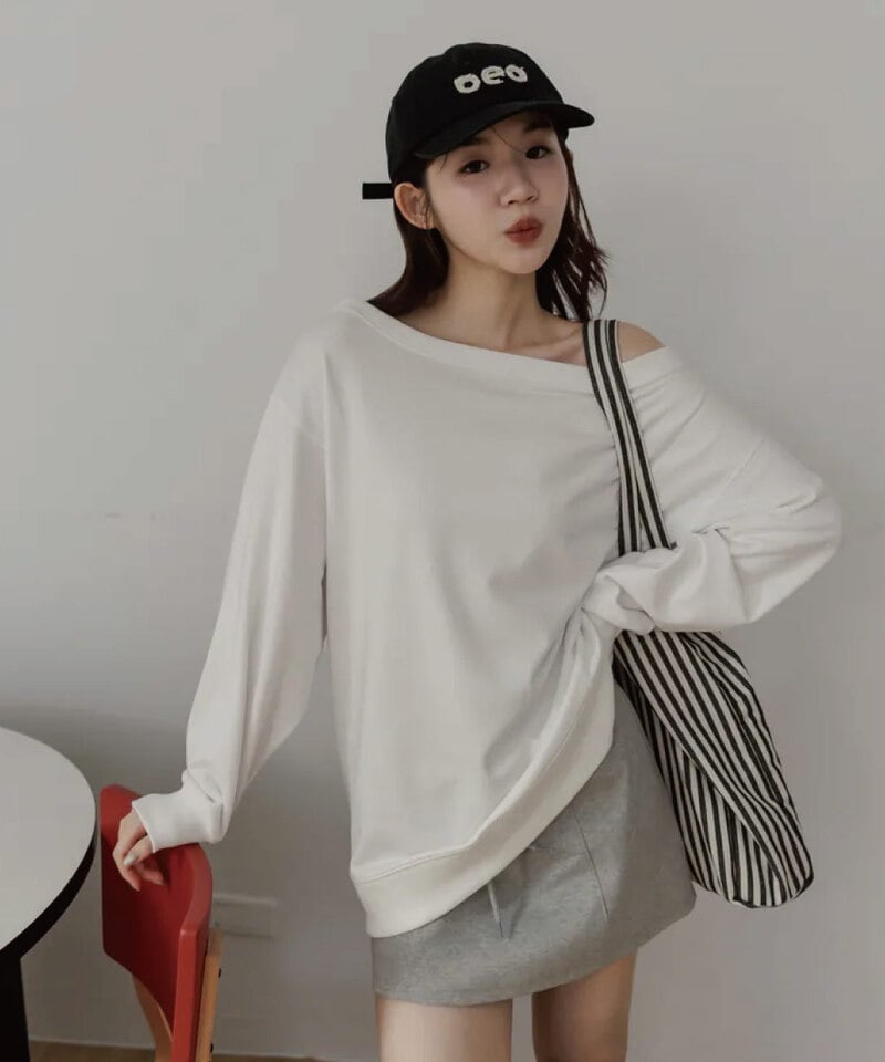 BLO9937-252 by Bello-寬鬆直角斜肩大學TEE