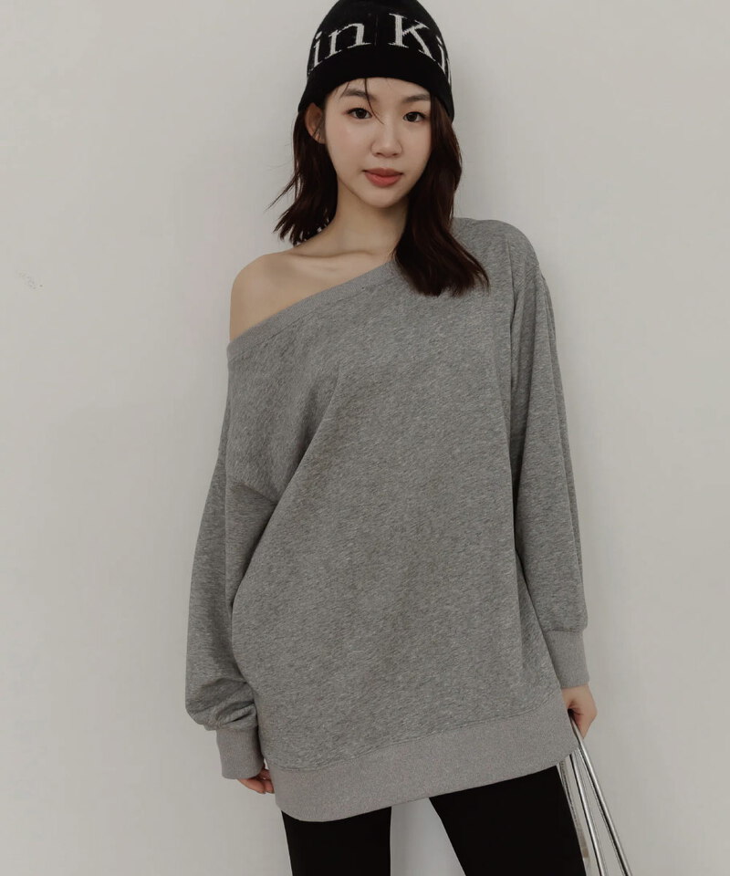 by Bello-寬鬆直角斜肩大學TEE