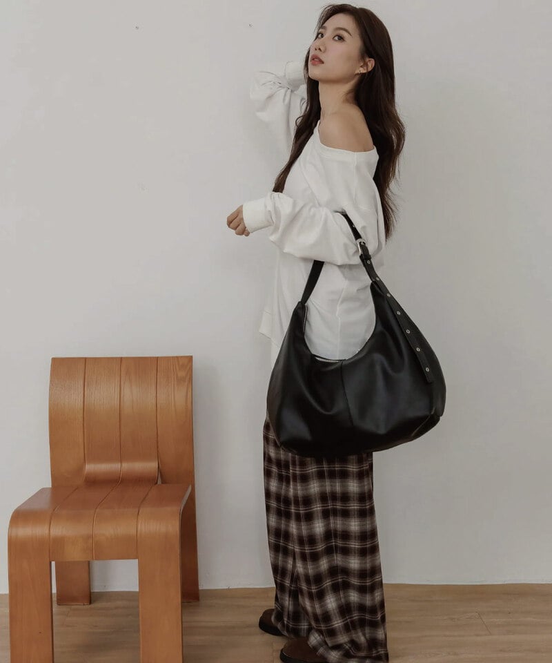 by Bello-寬鬆直角斜肩大學TEE