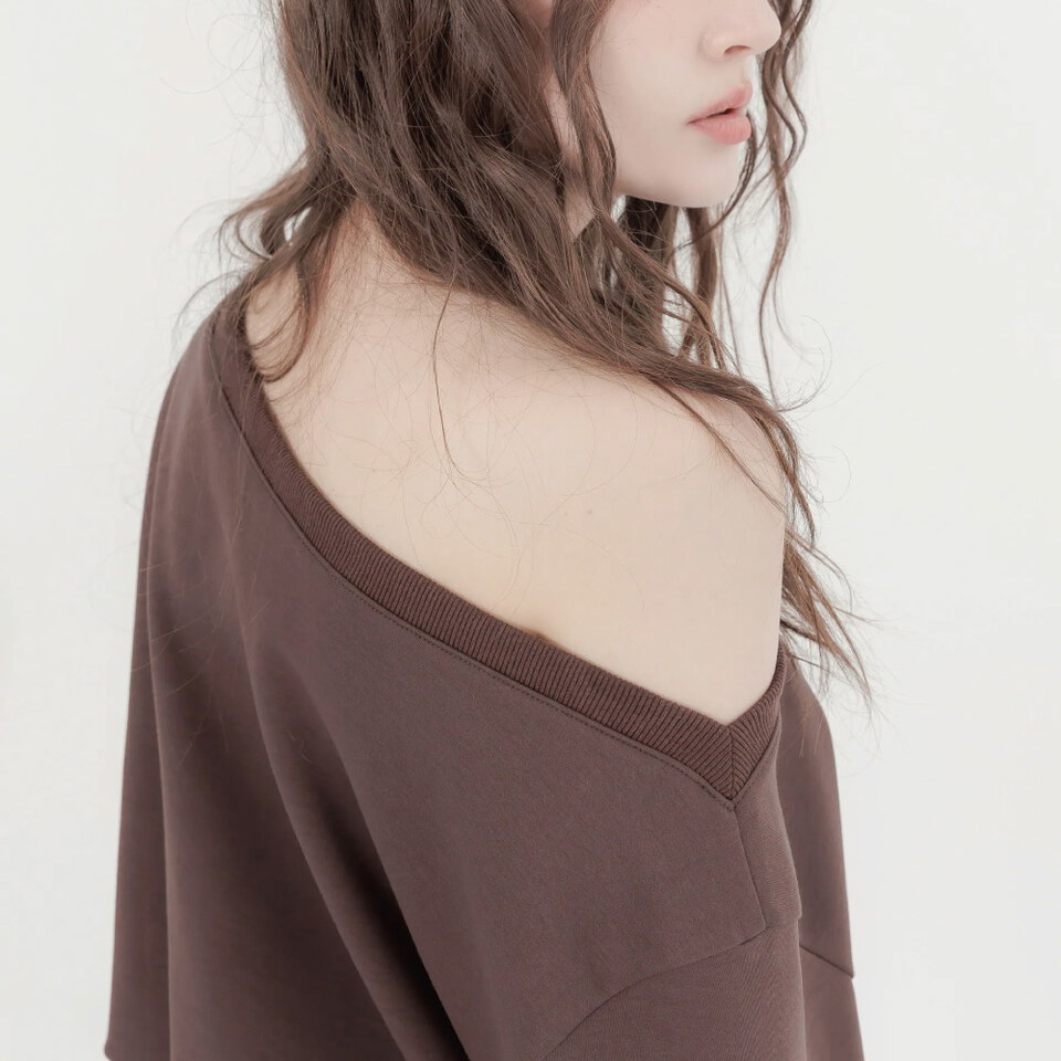 by Bello-雲感花苞斜肩大學TEE