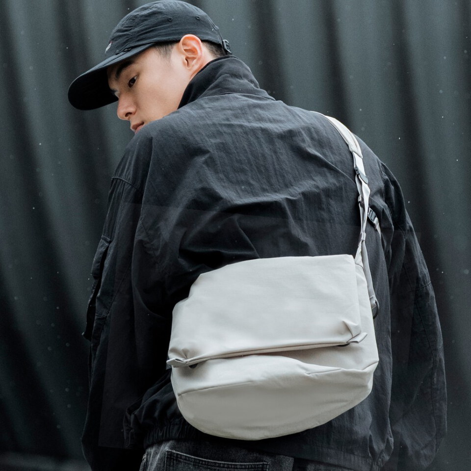 Essential 6.5L 隨行郵差包