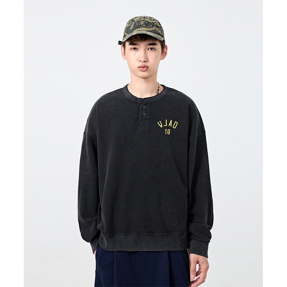 華夫格亨利領上衣 VLAD ARTWORK WAFFLE HENLEY NECK SWEATSHIRT