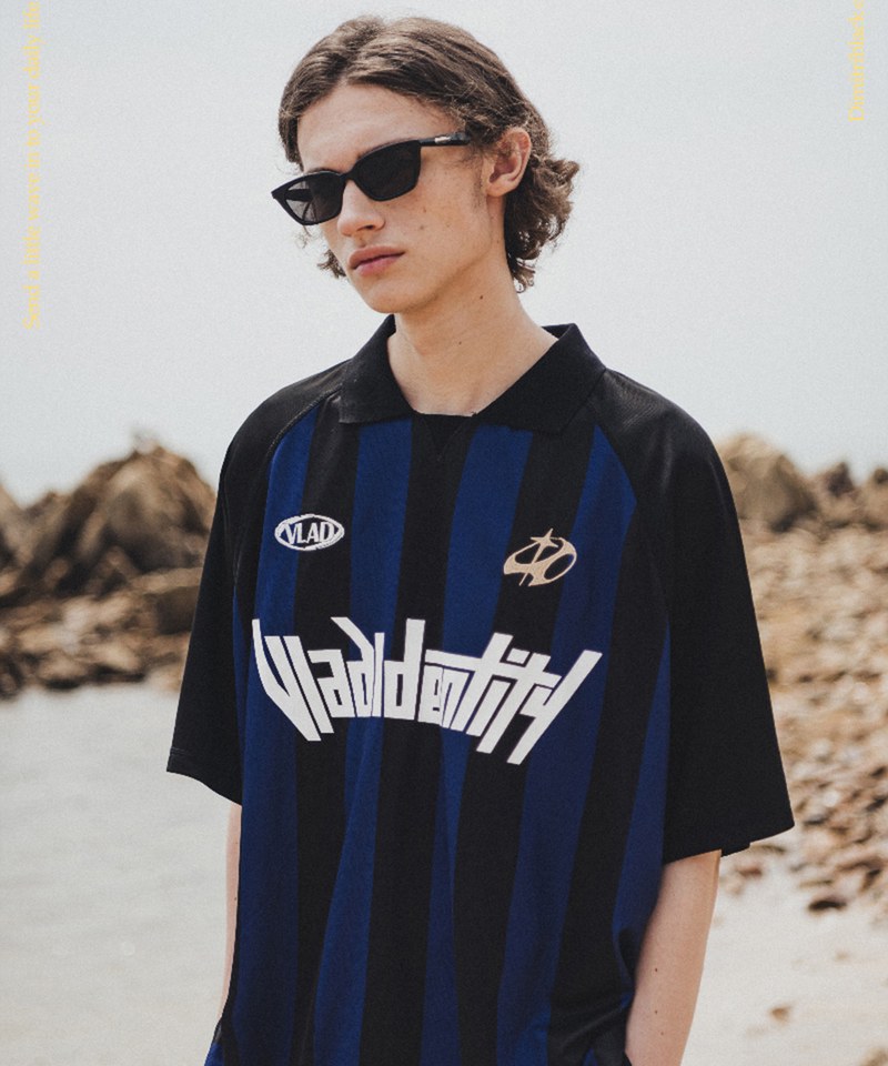 足球風格上衣 ARTWORK UNIFORM COLLAR HALF T-SHIRT