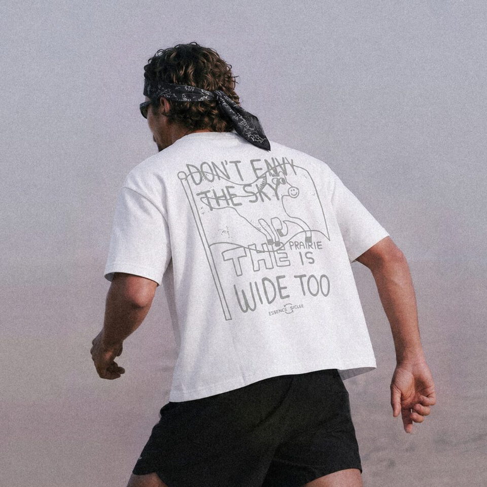 聯名圖像短Tee essence x sic lee keep running tee