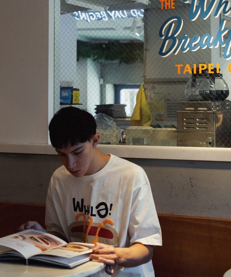 IDE0132-251 聯名 餵我早餐印花上衣 HotDog Tee