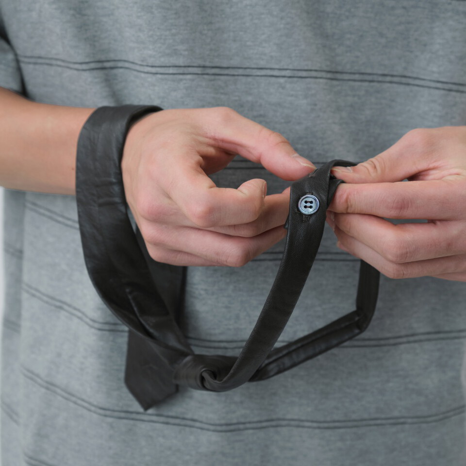 合成皮鈕扣領帶 Faux-Leather Button Tie