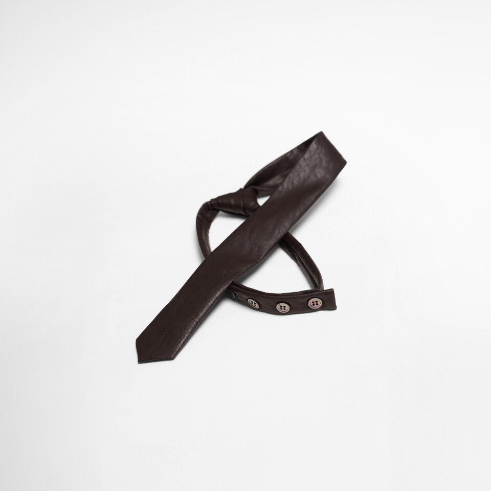 合成皮鈕扣領帶 Faux-Leather Button Tie
