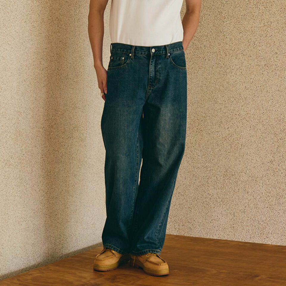 經典水洗牛仔褲 LOOSE-FIT JEANS