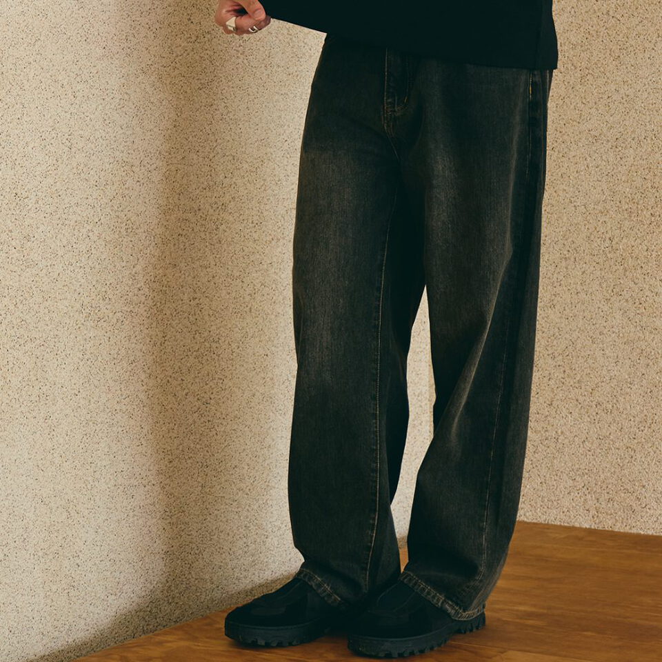 經典水洗牛仔褲 LOOSE-FIT JEANS