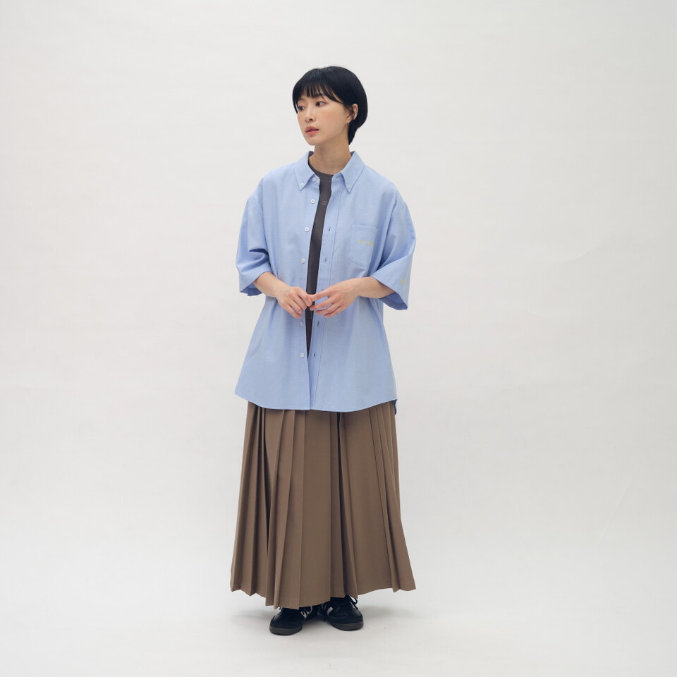 PLAIN刺繡素面口袋短袖襯衫