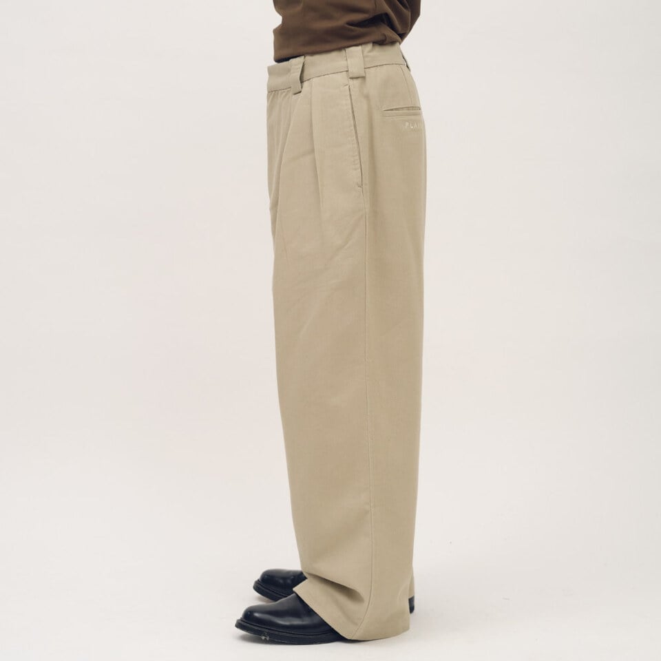 PLN3822-261 PLAIN刺繡經典直筒卡其褲