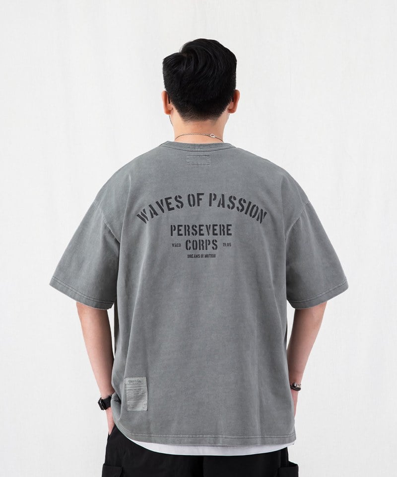 標語圖樣水洗T恤 PIGMENT-DYED WATCHWORD T-SHIRT