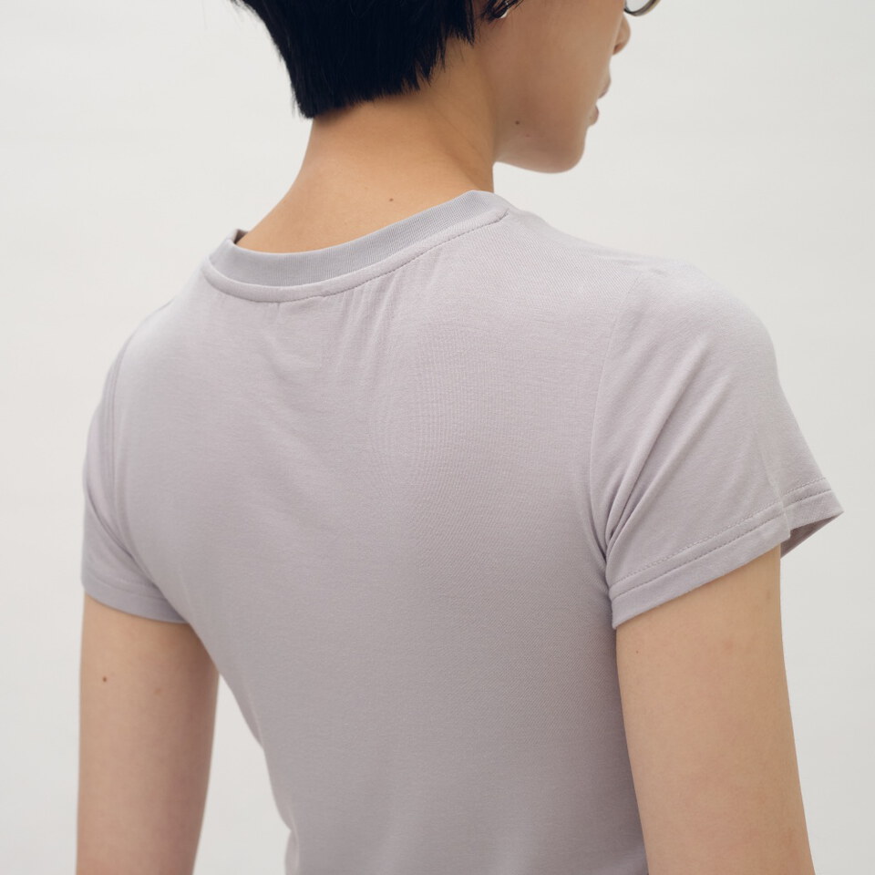 抓褶修身柔彈TEE