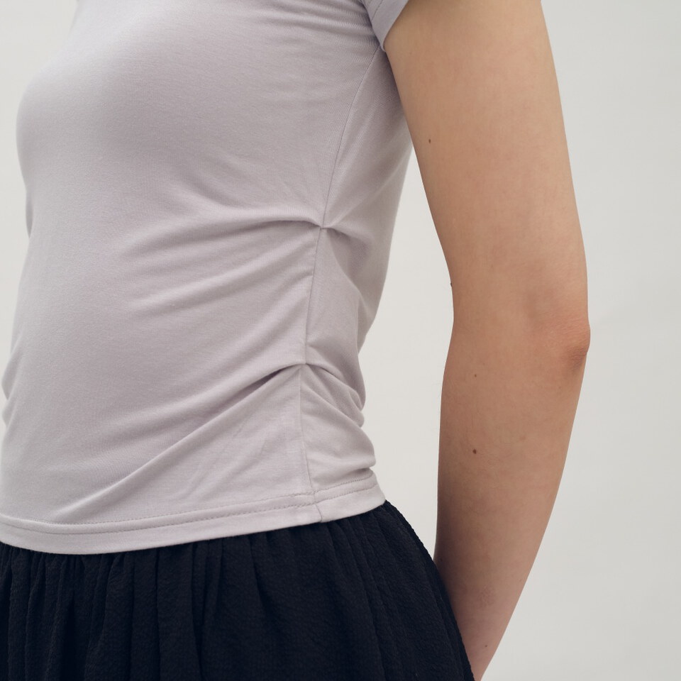 抓褶修身柔彈TEE