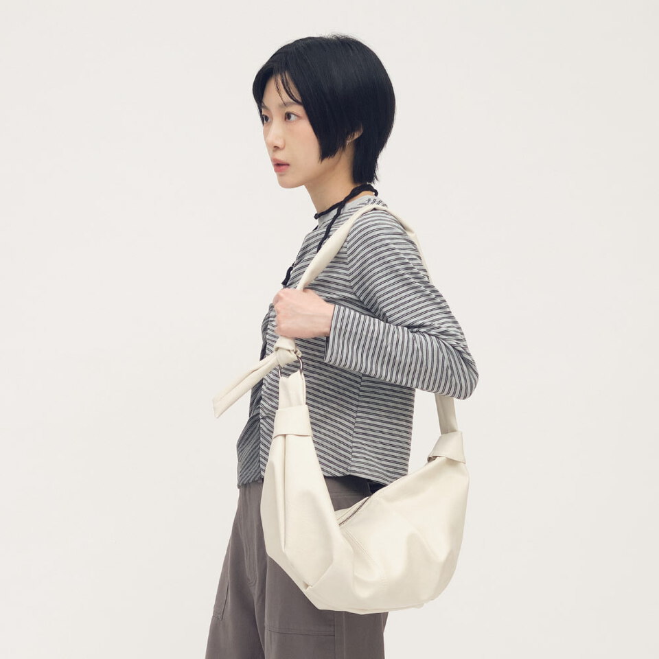 SAA3021-252 皮感斜跨羊角包