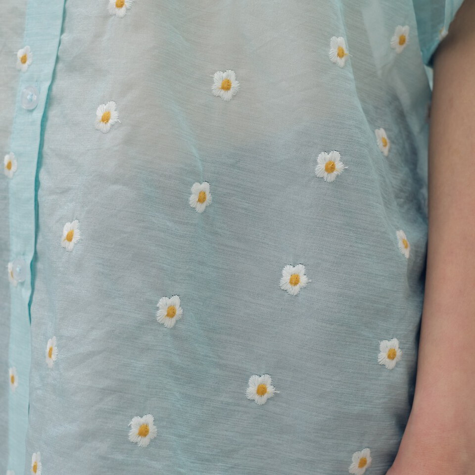小花刺繡透膚襯衫