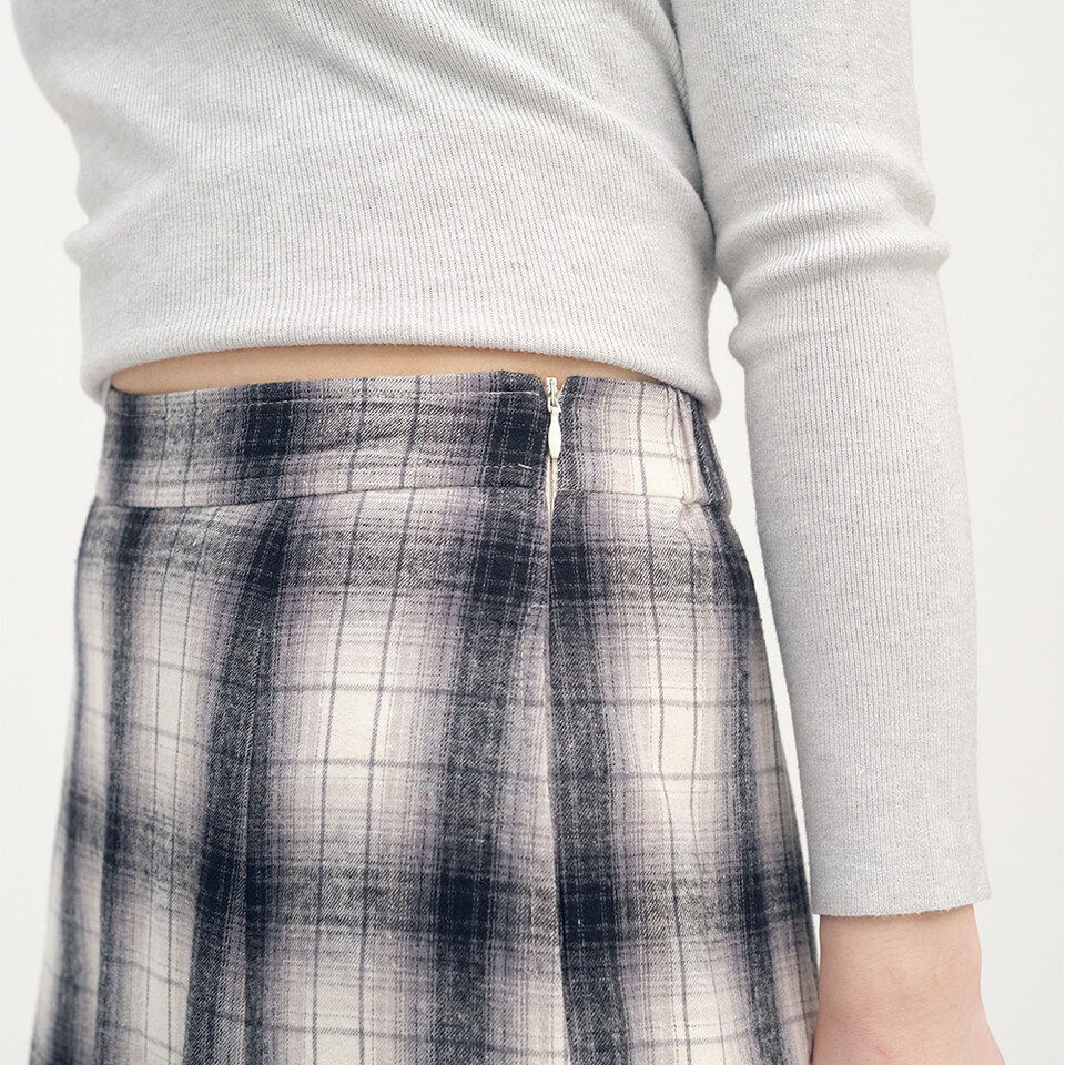 流蘇下擺剪接格紋裙