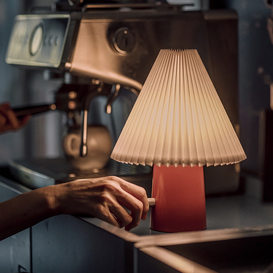 Scarlet 百褶裙織物桌燈