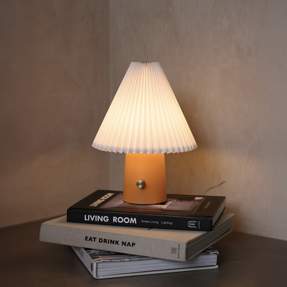 Scarlet 百褶裙織物桌燈