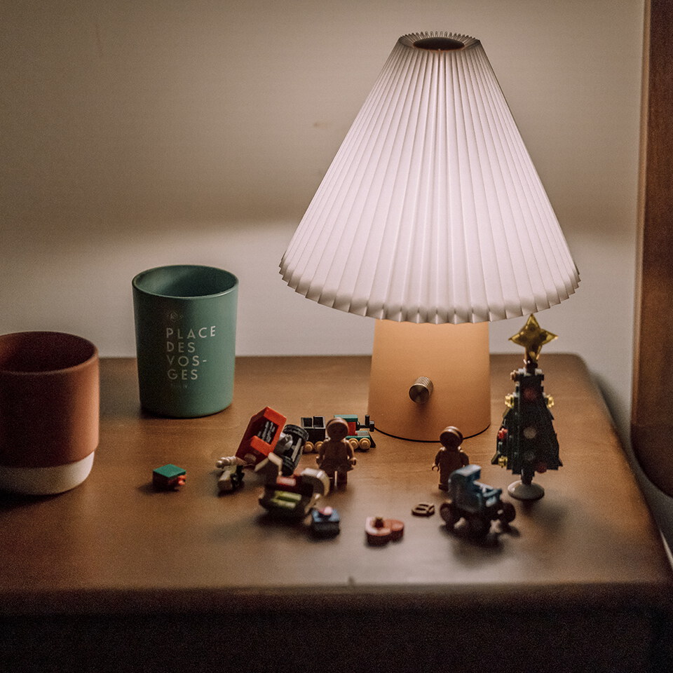 Scarlet 百褶裙織物桌燈