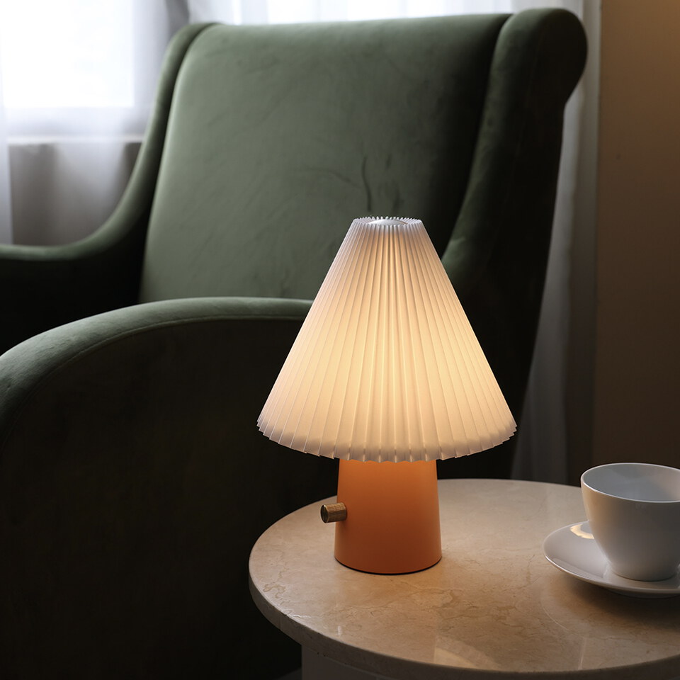 Scarlet 百褶裙織物桌燈