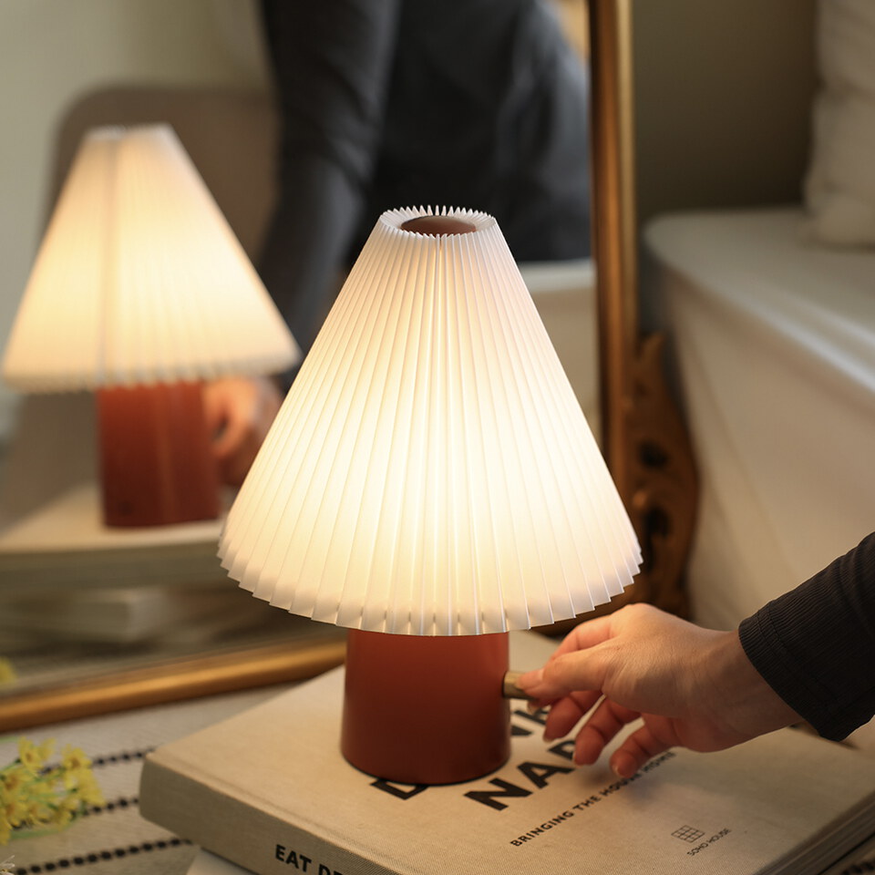 Scarlet 百褶裙織物桌燈