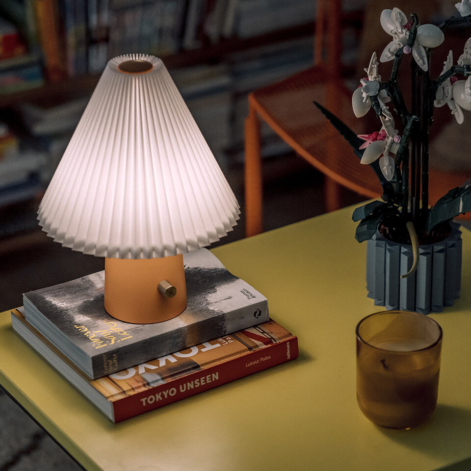 Scarlet 百褶裙織物桌燈