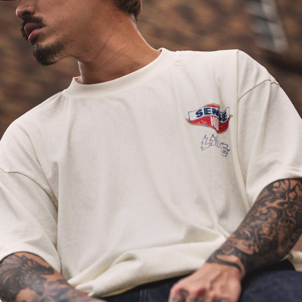 sense x Katol 聯名復古校徽短Tee Motor-Graphic Varsity Tee