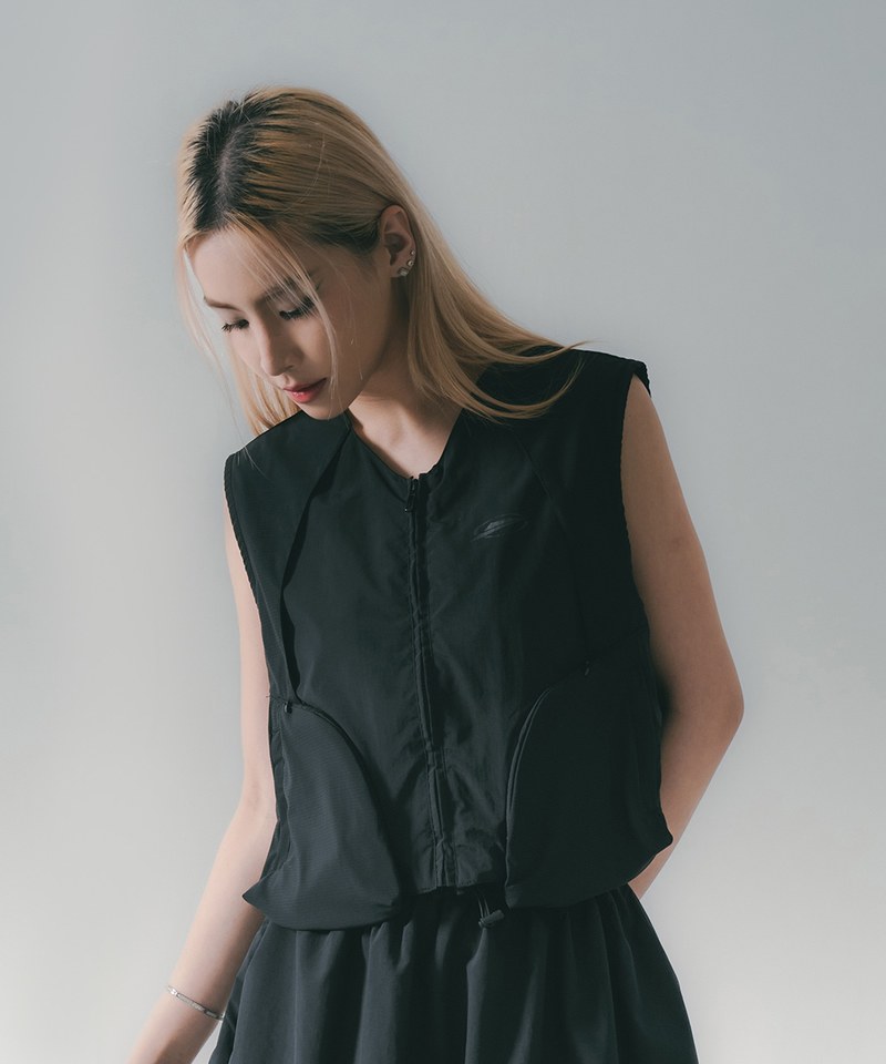 SNS0510W-251 防潑水短版背心 Paneled Dart Vest