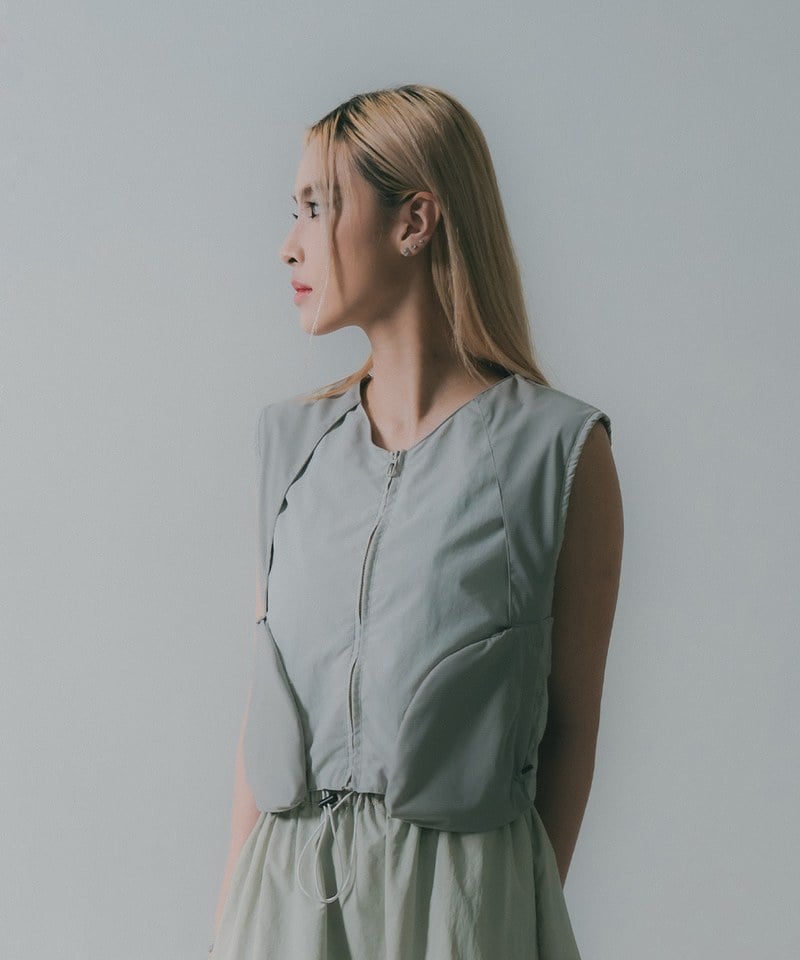 SNS0510W-251 防潑水短版背心 Paneled Dart Vest
