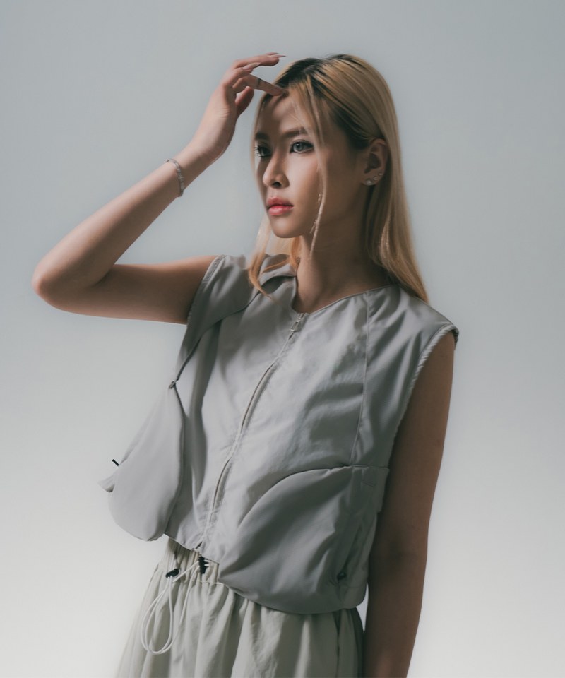 SNS0510W-251 防潑水短版背心 Paneled Dart Vest