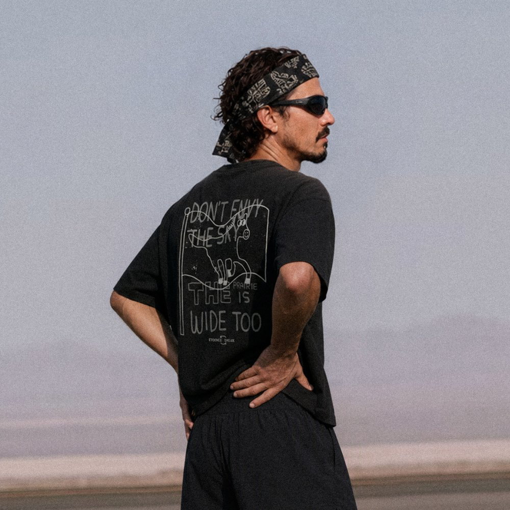 聯名圖像短Tee essence x sic lee keep running tee